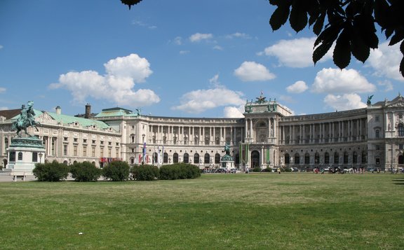 hofburg-heldenplatz-header.jpg  
